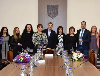 Шестима учители от Враца получиха дипломите си за работа по метода 