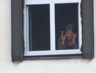 Служители на община Асеновград пушат по прозорците на сградата (СНИМКИ)