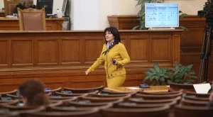 Караянчева: Ако на Радев му е отеснял костюмът на президент, да си направи партия