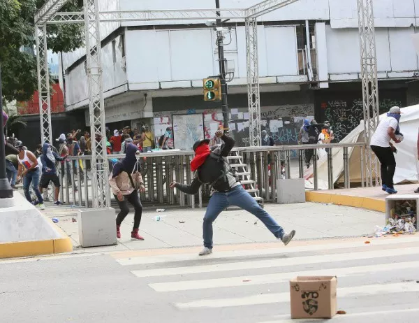 Улична война избухна във Венецуела, опит за преврат срещу Мадуро (ВИДЕО)