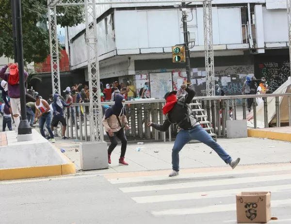 Сълзотворен газ срещу протестиращи заради проблемите с тока във Венецуела