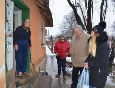 Крайно нуждаещи се от община Видин получиха храна по инициатива на ученичка и с помощта на кмета