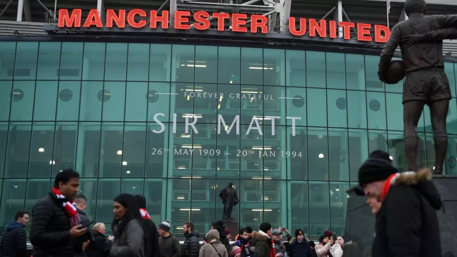 Фенове на Ман Юнайтед започват с протестите от ден 1 в Англия