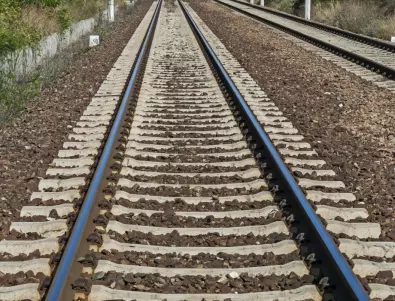 Скандален абсурд: Железничар напада снимащ турист (ВИДЕО)