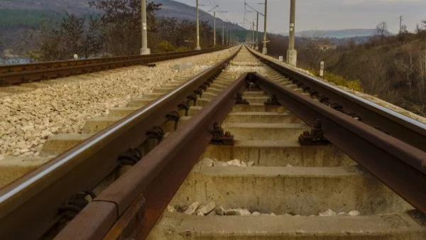 Пътнически влак блъсна 61-годишен мъж в Поповица