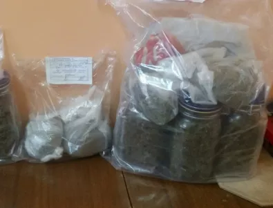 Близо 2 тона марихуана откри турската полиция в албански автомобили