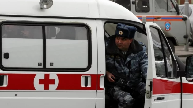 В Москва лек автомобил се вряза във фоайето на железопътна спирка  