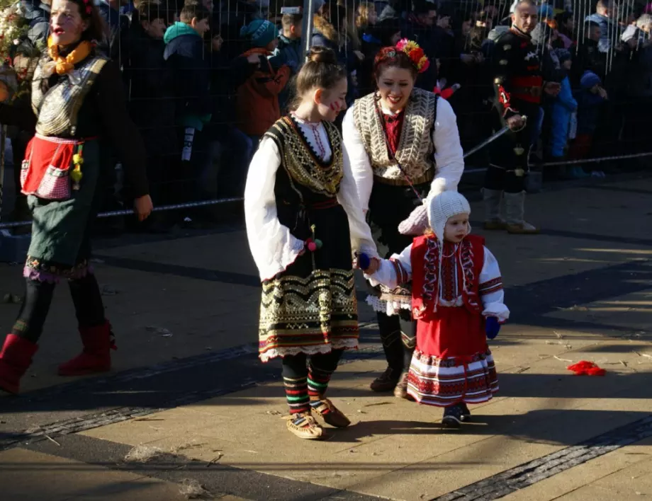 Малки сурвакари поздрави общинската администрация на Ловеч за Нова година
