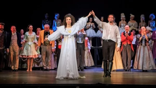 Публиката аплодира на крака „Фантомът на операта” 