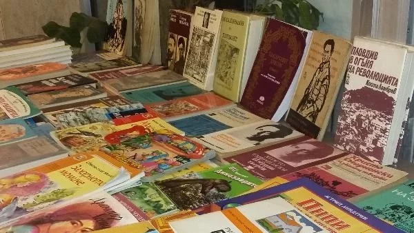 200 български книги за децата в Лондон, търсят родители