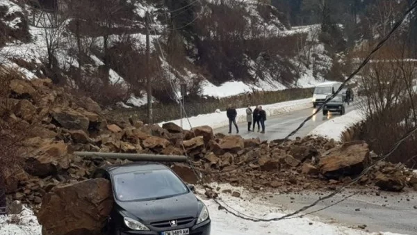 Свлачище се срути на пътя Смолян - Девин и смачка лека кола