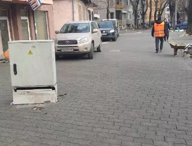 Електрическо табло се появи по средата на улица след ремонт в Пловдив