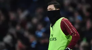 "Артета беше прав": Месут Йозил с непростим пропуск на опразнена врата за Фенербахче (ВИДЕО)