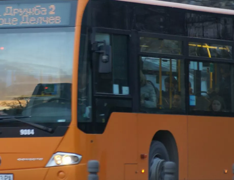 Инцидент в автобус 83 спря за малко движението на трамваи