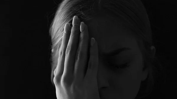 Баща преби дъщеря си, удрял я със свещник по главата