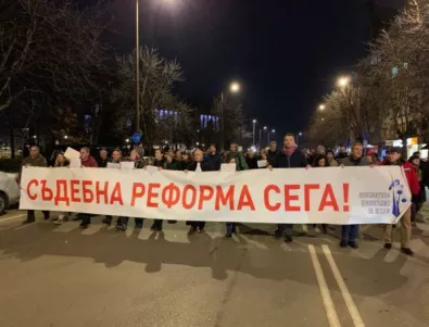 Граждани и юристи застанаха зад Лозан Панов и поискаха независимо правосъдие (ВИДЕО)