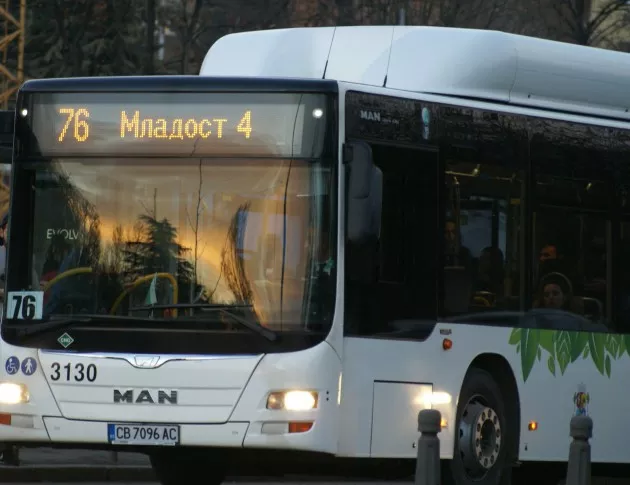 Вдигат заплатите в градския транспорт в София, но от догодина