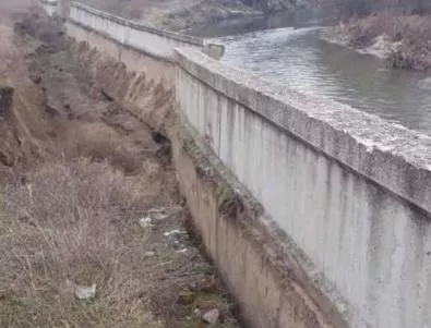 Частично бедствено положение в село Катуница заради пропаднала речна стена