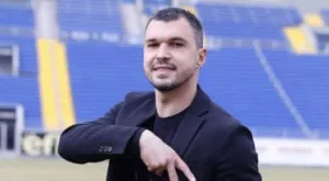 СНИМКА: Божинов се готви за Славия с... кафенце, цигарка и Георги Петков