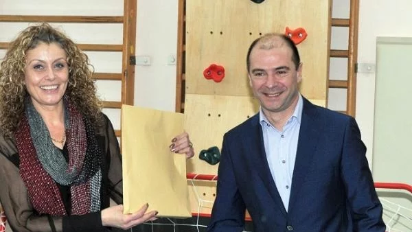 Деца от специализирано училище в Бургас получиха подаръци