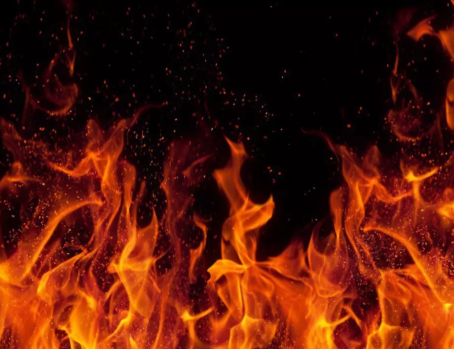 Пожар над Благоевград, горя таван на селска къща, няма пострадали