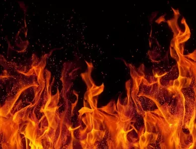 Пожар е избухнал в бившия телефонен завод в Банско