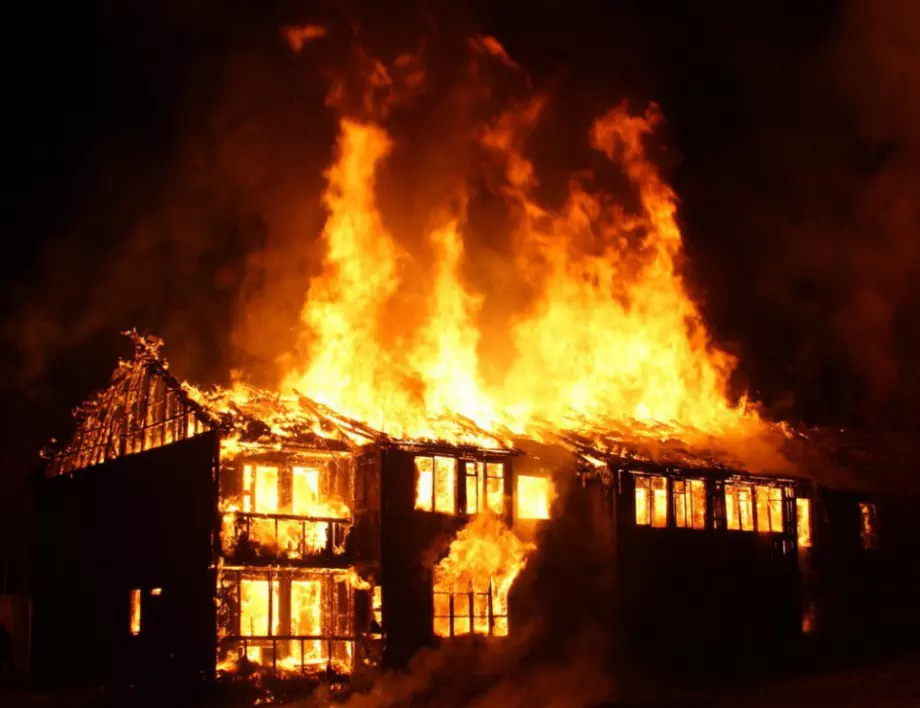 Пожар избухна в обитавана от клошари къща