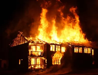 Пожар остави без ток цял квартал в Бургас 
