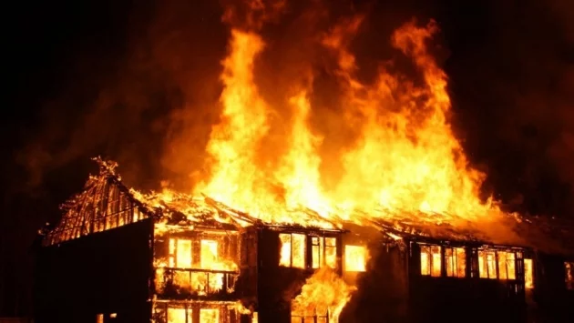 Голям пожар изпепели три къщи в Бобошево 