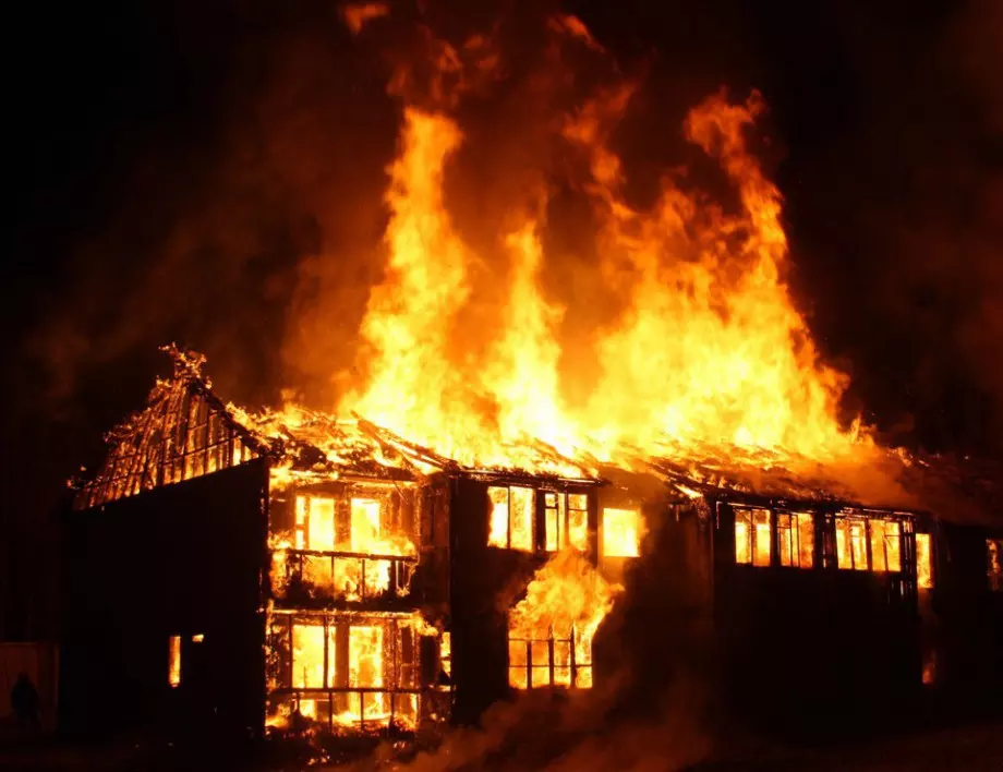 Голям пожар изпепели три къщи в Бобошево 