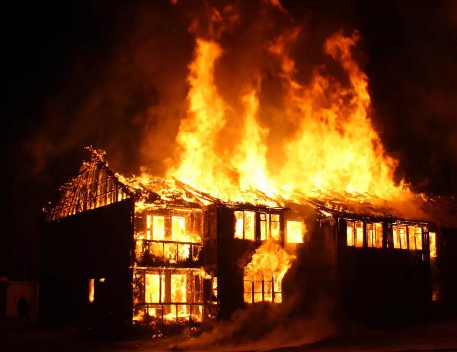 Три къщи в столичния квартал "Орландовци" горяха през нощта 