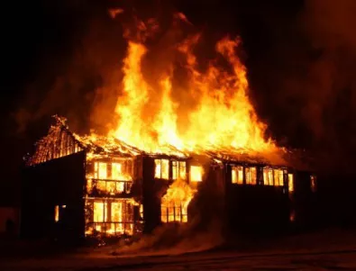 Пожар избухна в склад за пелети във Варна