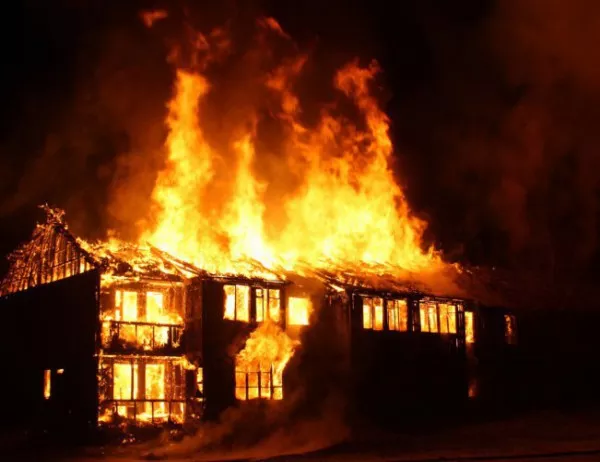 Пожар изпепели част от фабрика в Бостън