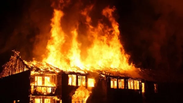 Пожар изпепели част от фабрика в Бостън