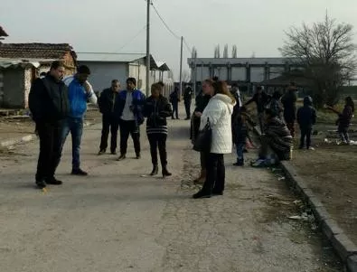 Ромите напуснаха Войводиново след преговори, лично кметът ги откара