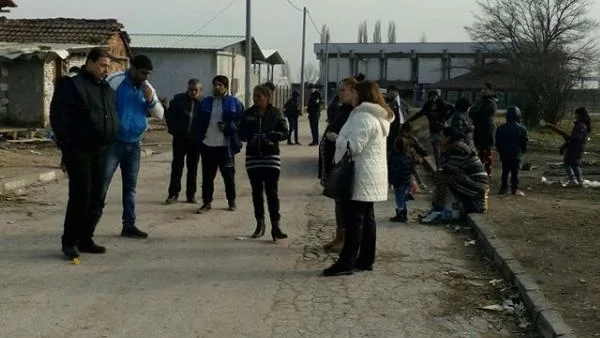 Ромите напуснаха Войводиново след преговори, лично кметът ги откара
