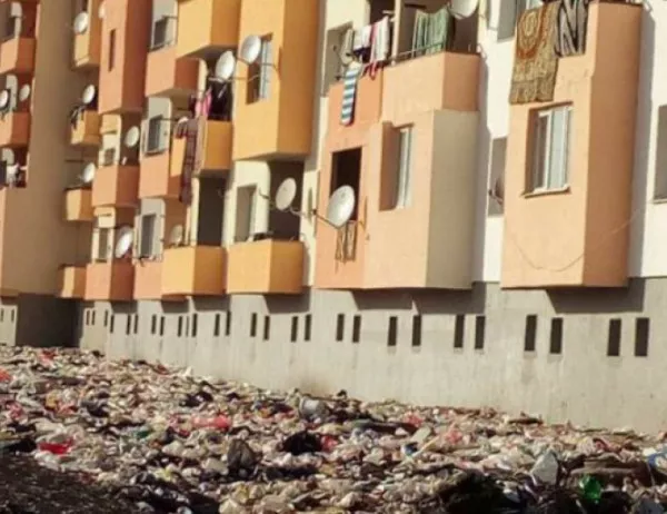 Роми почнаха да чистят кочината от боклуци, която са създали около саниран блок