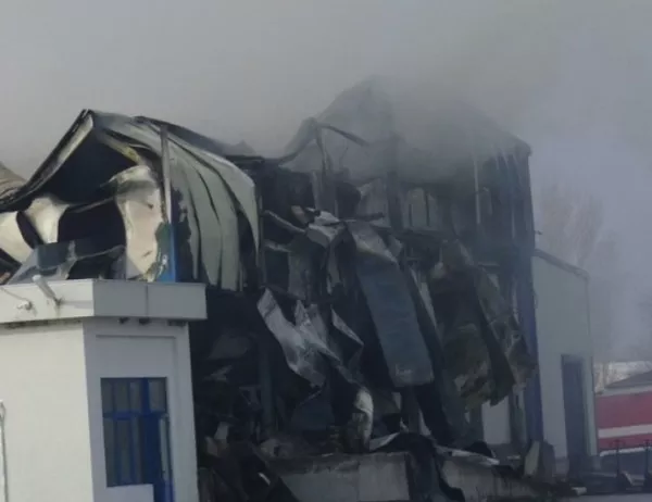 Гъст дим над Войводиново, пожарът още тлее