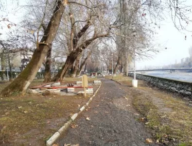 Дървени скулптури и сцена на открито ще радват посетители на парк в Асеновград