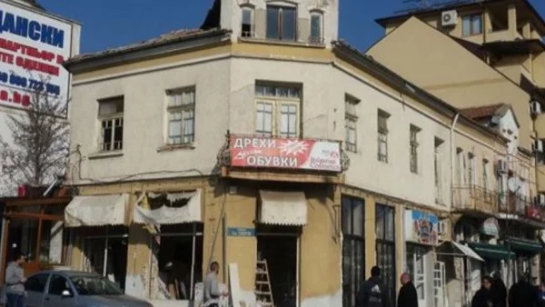 Жители на Сандански се възмутиха от сграда в центъра на града