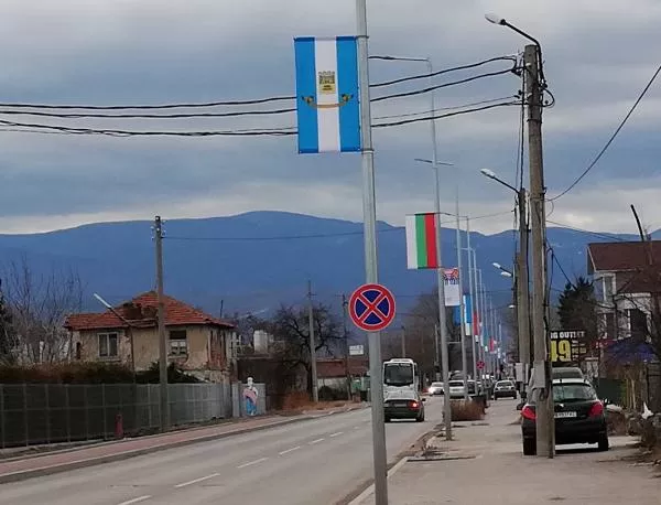 Поставиха нови знамена на Коматевско шосе в Пловдив