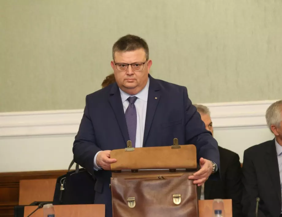Цацаров не спира да търси как да осъди Кирил Петков