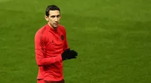 Как Ди Мария се справя с недоброжелателите на "Олд Трафорд" (ВИДЕО)