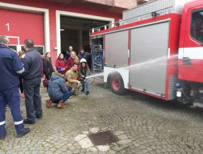 Ученици от Пловдив се учиха как да гасят пожари (СНИМКИ)