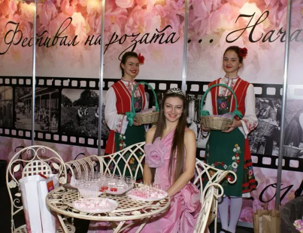 Царица Роза 2017 посреща гостите на казанлъшкия щанд на туристическата борса