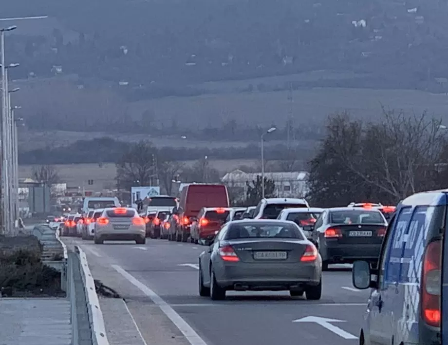 Огромно задръстване се образува на магистрала „Тракия” в посока Пловдив