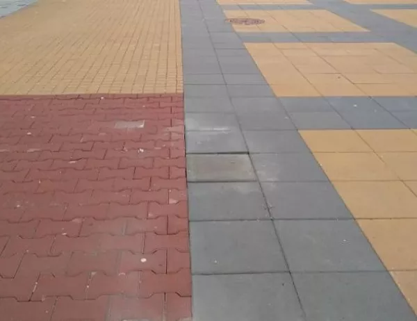 "Разхлопаха" се новите плочки на центъра в Асеновград, месеци след поставянето им