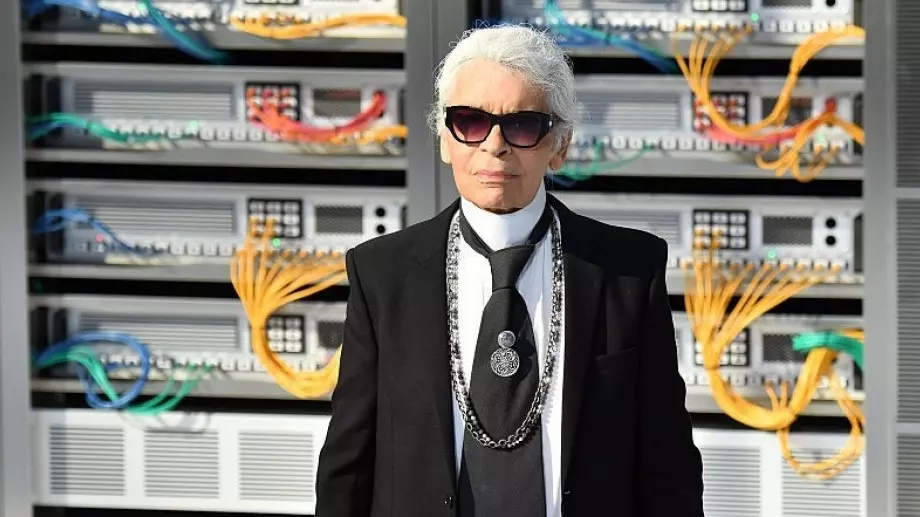 Saiu o primeiro Taylor da série biográfica "Tornando-se Karl Lagerfeld" (VÍDEO)