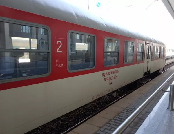 Българин от Белгия пита транспортния ни министър защо няма информационни табла в подлеза на жп гара София
