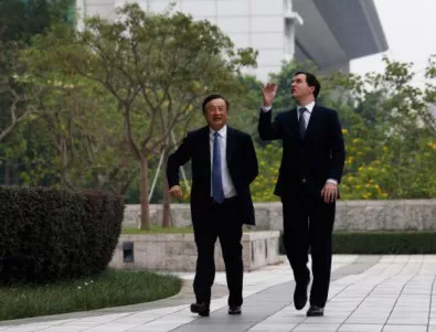 Основателят на Huawei се принуди да защитава публично компанията си